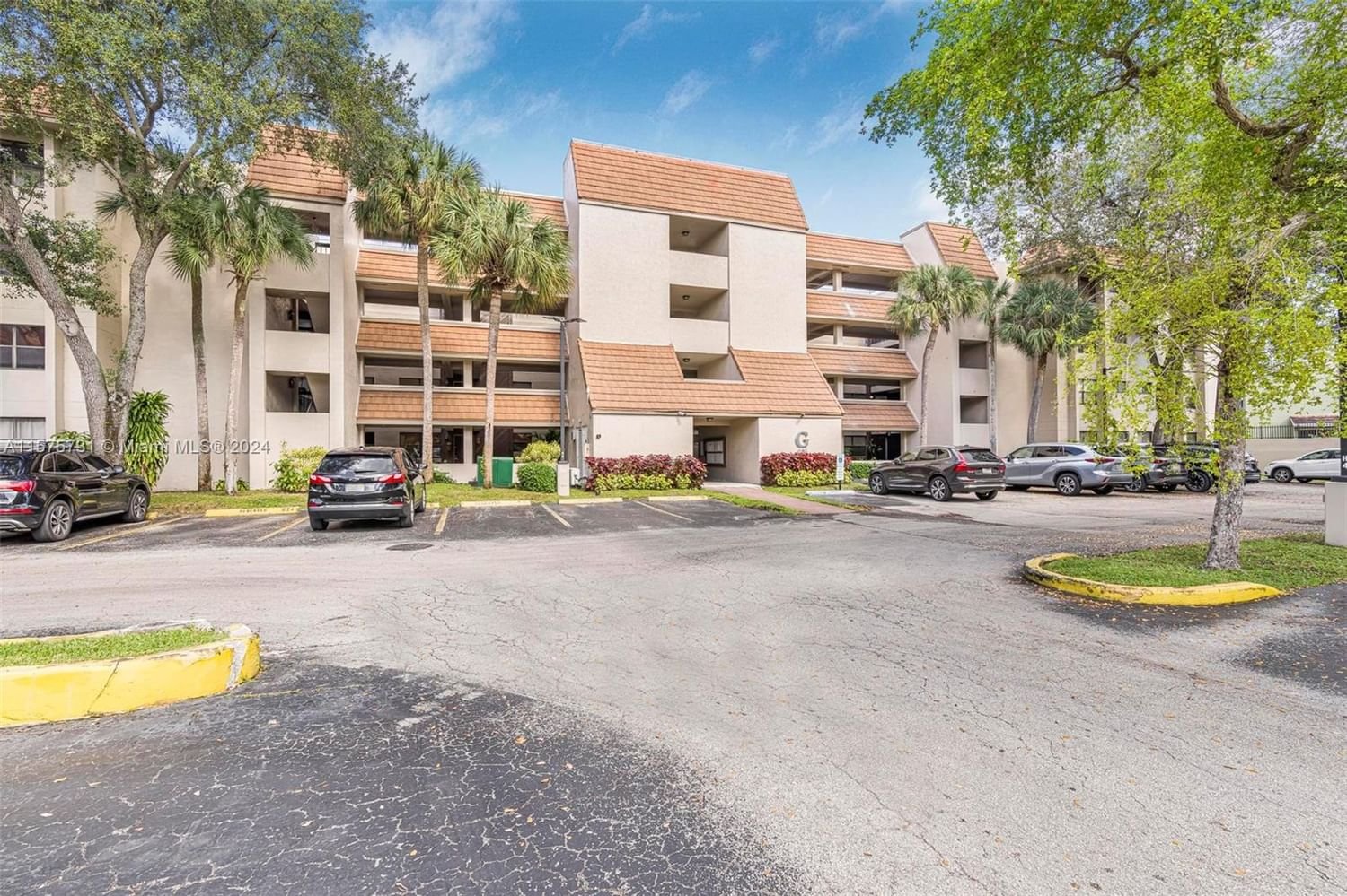 Real estate property located at 605 Ives Dairy Rd #304-7, Miami-Dade County, SUMMERTREE VILG CALIF CL, Miami, FL