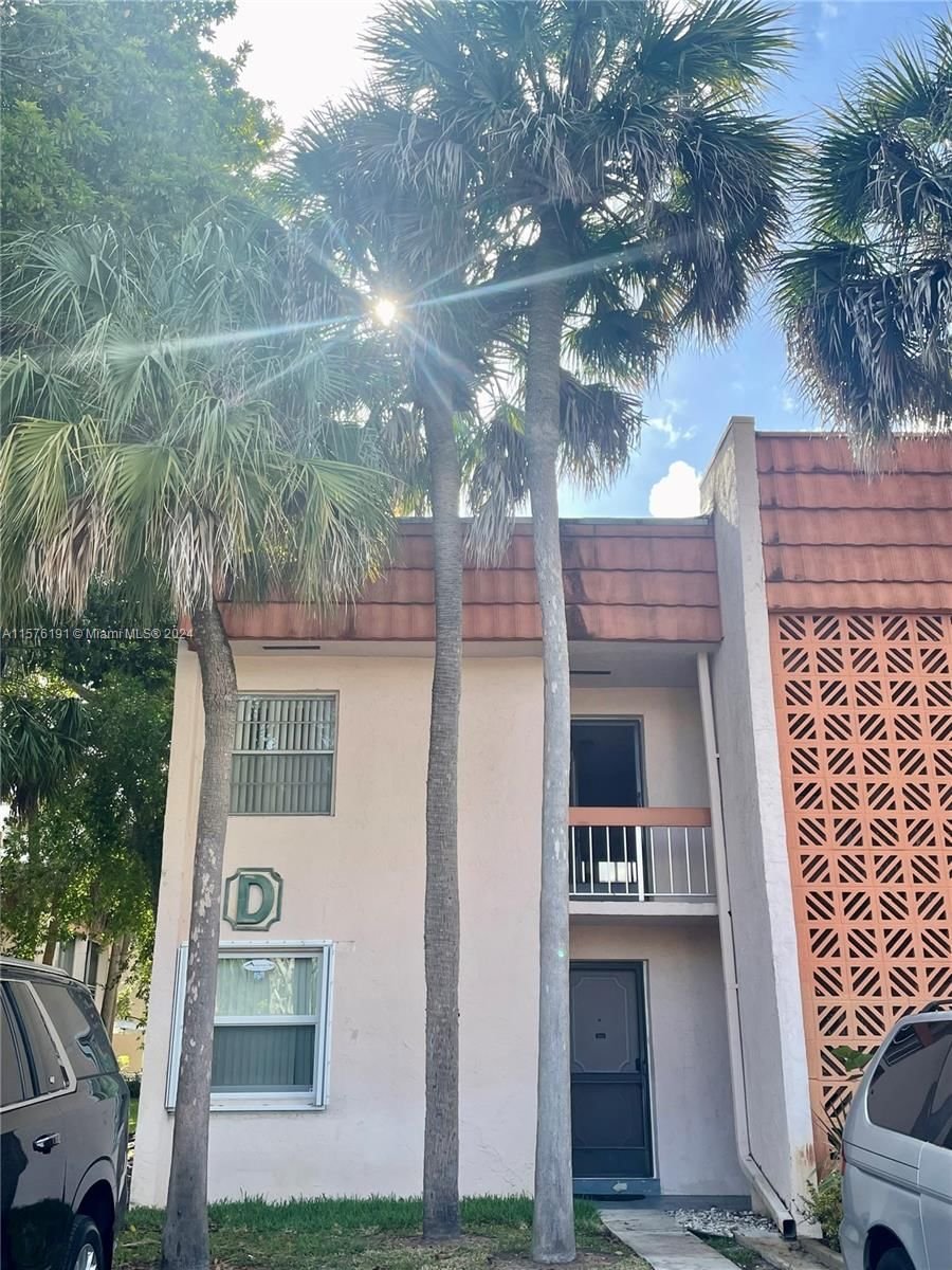 Real estate property located at 7610 Stirling Rd D201, Broward County, COUNTRYSIDE CONDO, Davie, FL