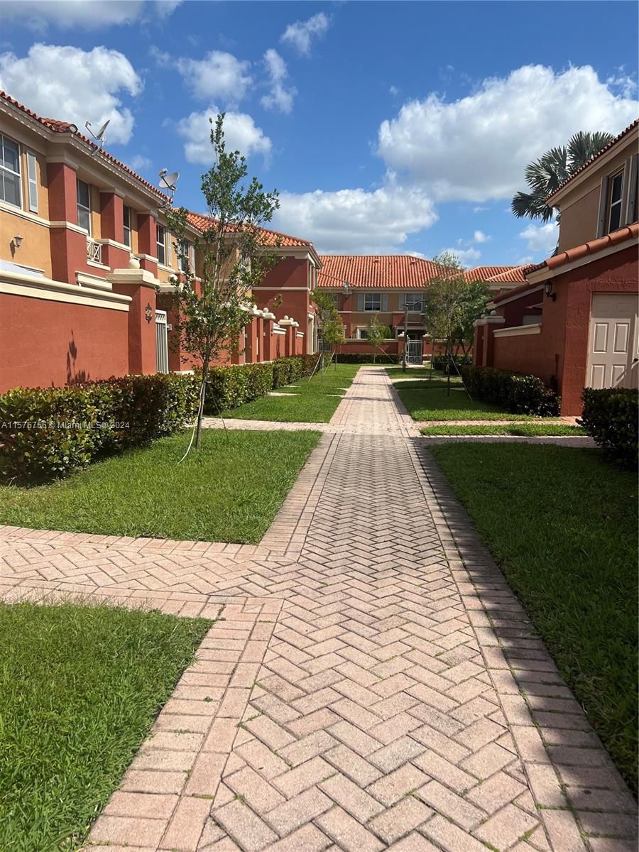 Real estate property located at 6015 116th Pl #472, Miami-Dade County, THE GATES AT DORAL ISLES, Doral, FL