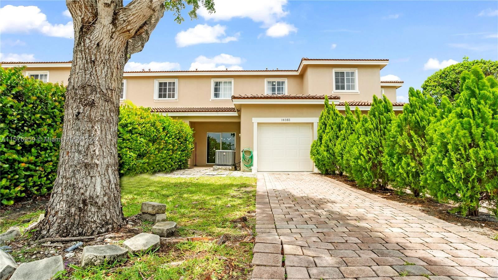 Real estate property located at 14088 272nd St, Miami-Dade, MANDARIN LAKES, Homestead, FL