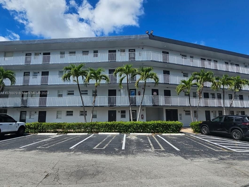 Real estate property located at 441 195th St #107, Miami-Dade County, ROYAL OAKS CONDO, Miami, FL