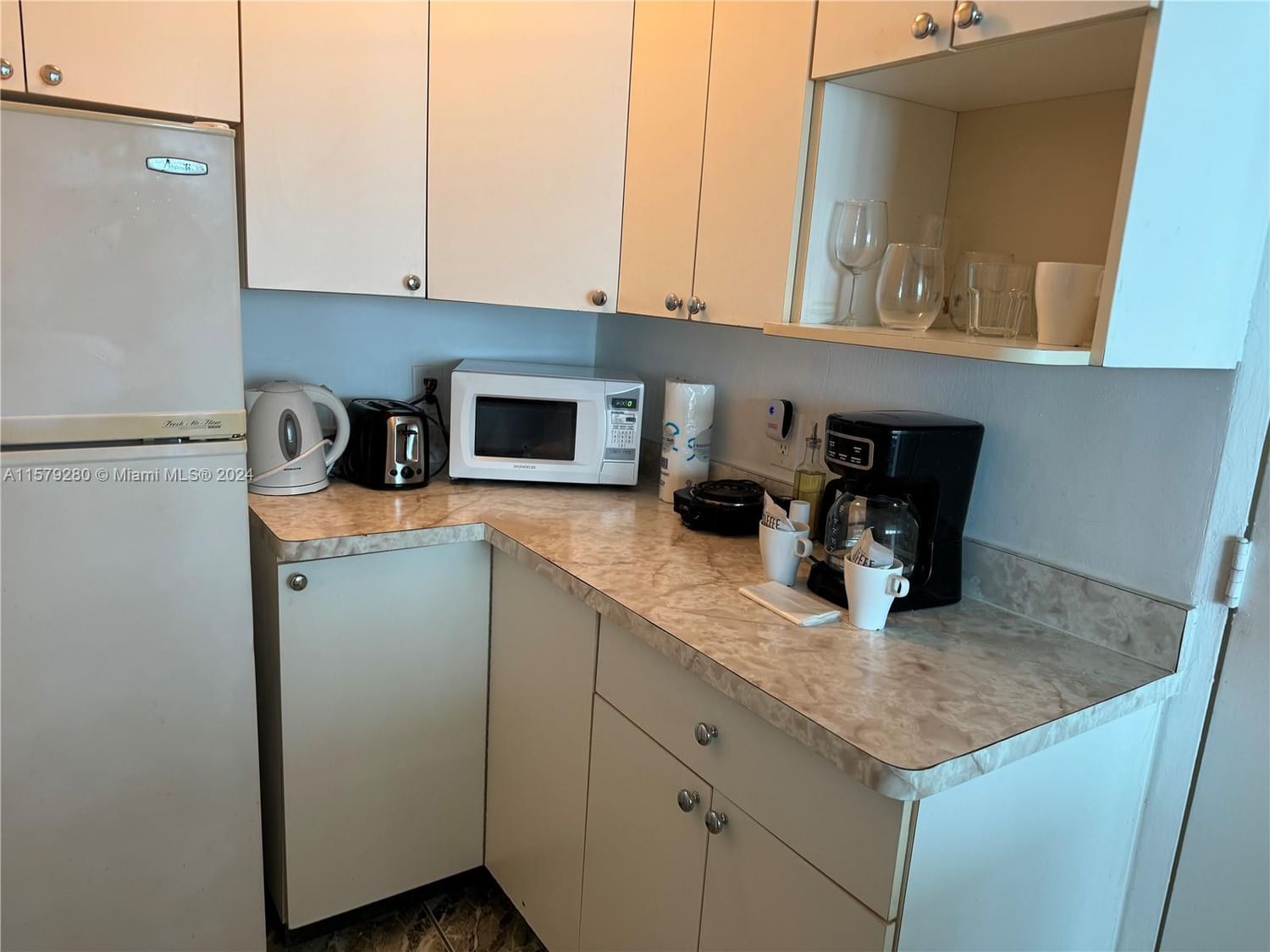 Real estate property located at 5445 Collins Ave #814, Miami-dade, Castle Beach Club Condo, Miami Beach, FL