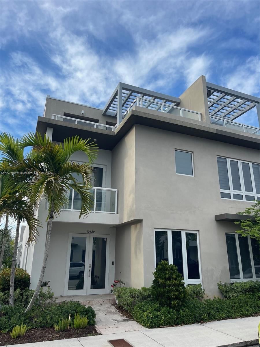 Real estate property located at 10429 63rd Ter, Miami-Dade County, LANDMARK AT DORAL, Doral, FL