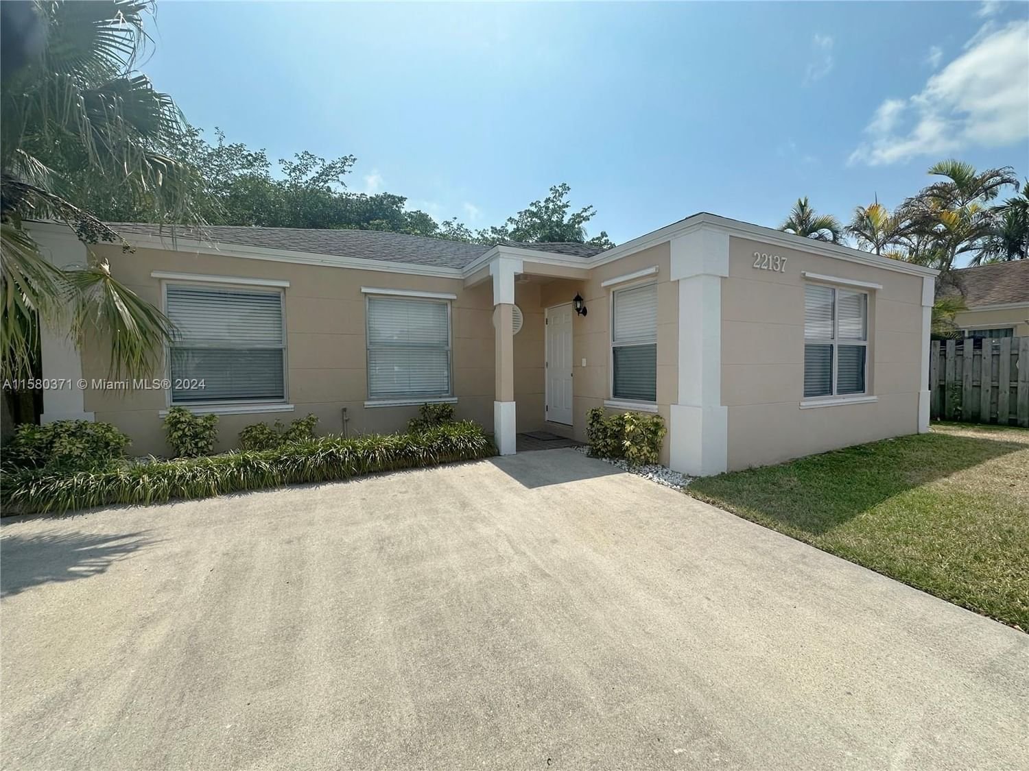 Real estate property located at 22137 97th Ct, Miami-Dade County, LAKES BY THE BAY SEC 5, Cutler Bay, FL