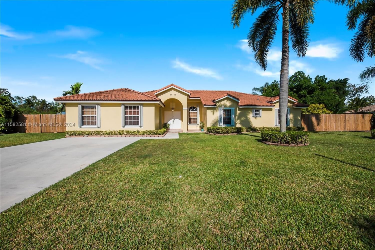 Real estate property located at 28565 158th Ct, Miami-Dade County, BISCAYNE BEST, Homestead, FL