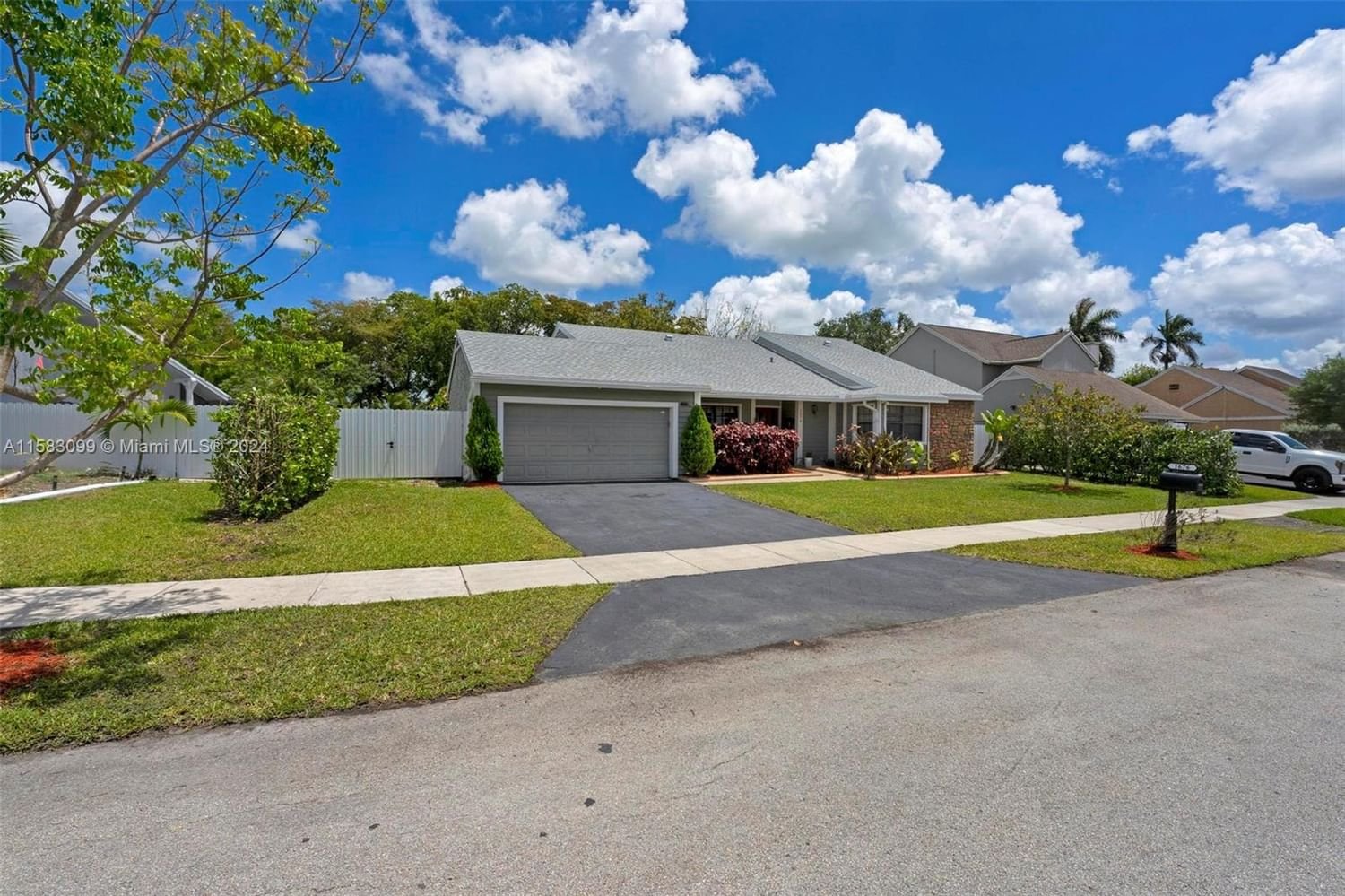 Real estate property located at 1676 Goldeneye Ln, Miami-Dade County, HOMESTEAD LAKES TENNESSEE, Homestead, FL