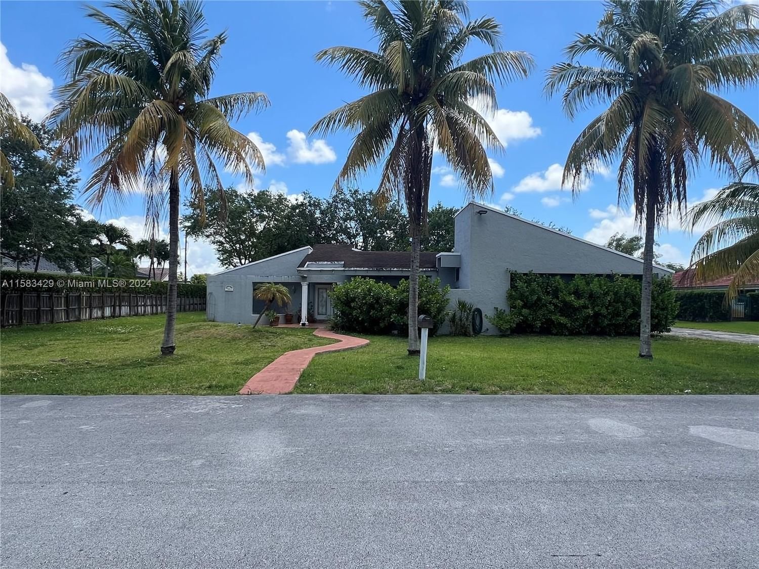 Real estate property located at 7621 89th Ct, Miami-Dade County, KENDALL TREE SUB, Miami, FL