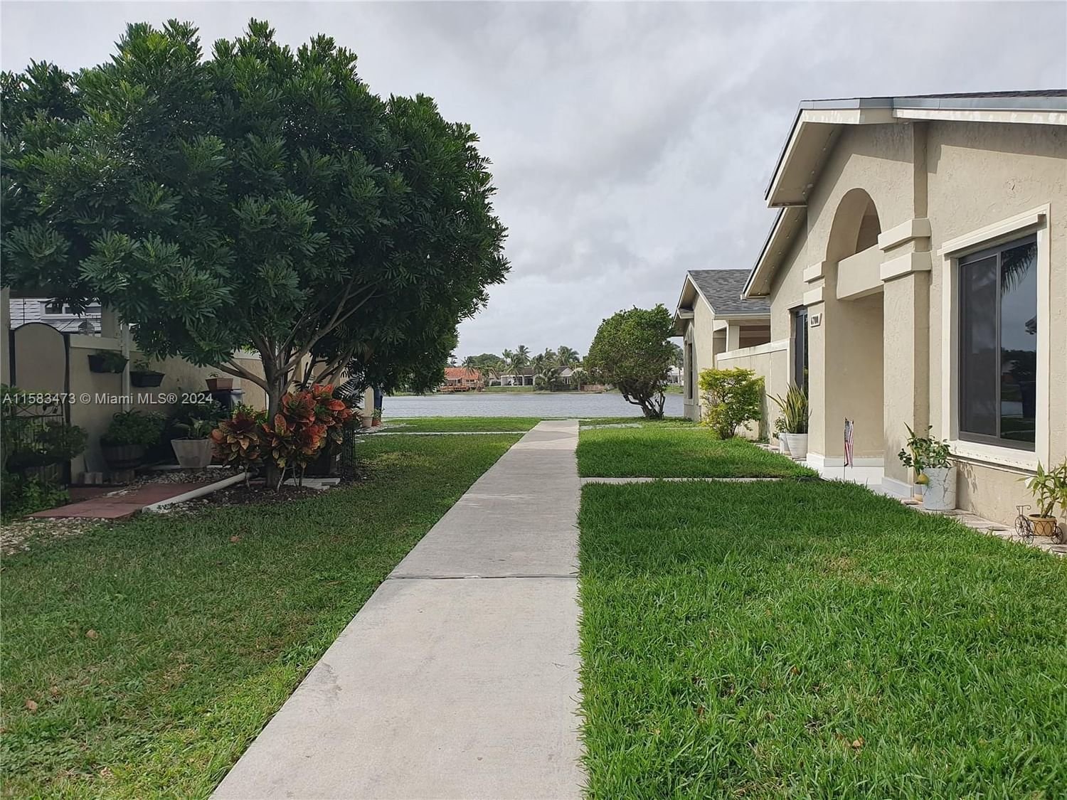 Real estate property located at 6702 152nd Pl #28-02, Miami-Dade County, WESTWIND LAKES GARDEN HOM, Miami, FL
