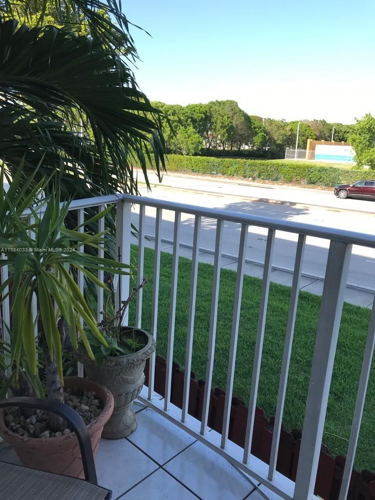 Real estate property located at 250 107th Ave #204, Miami-Dade County, LAGUNA CLUB EAST CONDO, Miami, FL