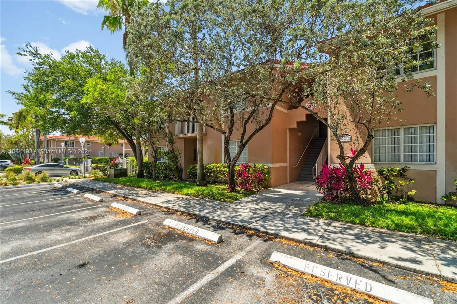 Real estate property located at 3211 Sabal Palm Mnr #202, Broward County, SERENITY PALMS CONDO, Davie, FL