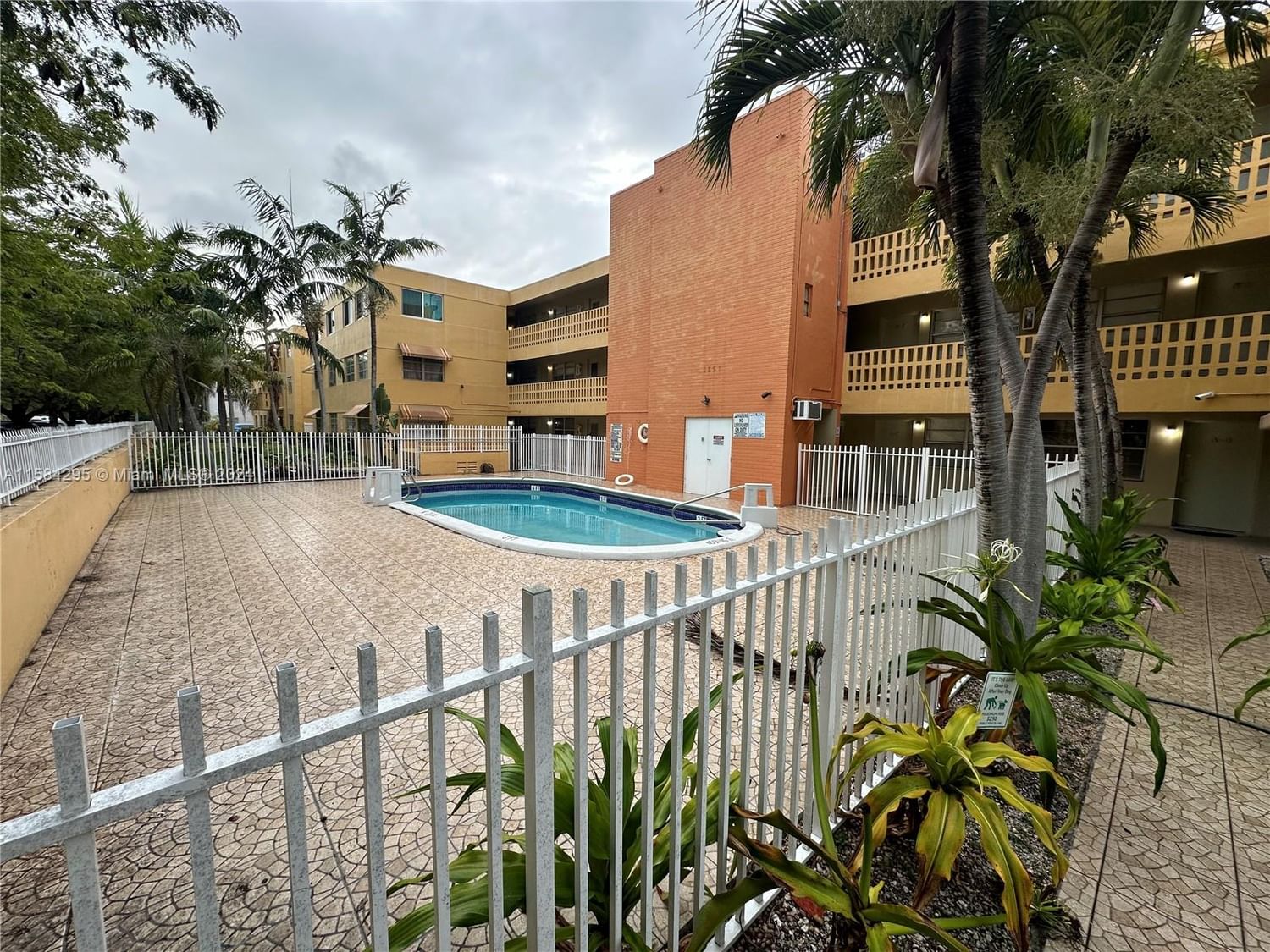 Real estate property located at 1851 168th St C6, Miami-Dade County, THE PALMS 51 CONDO, North Miami Beach, FL