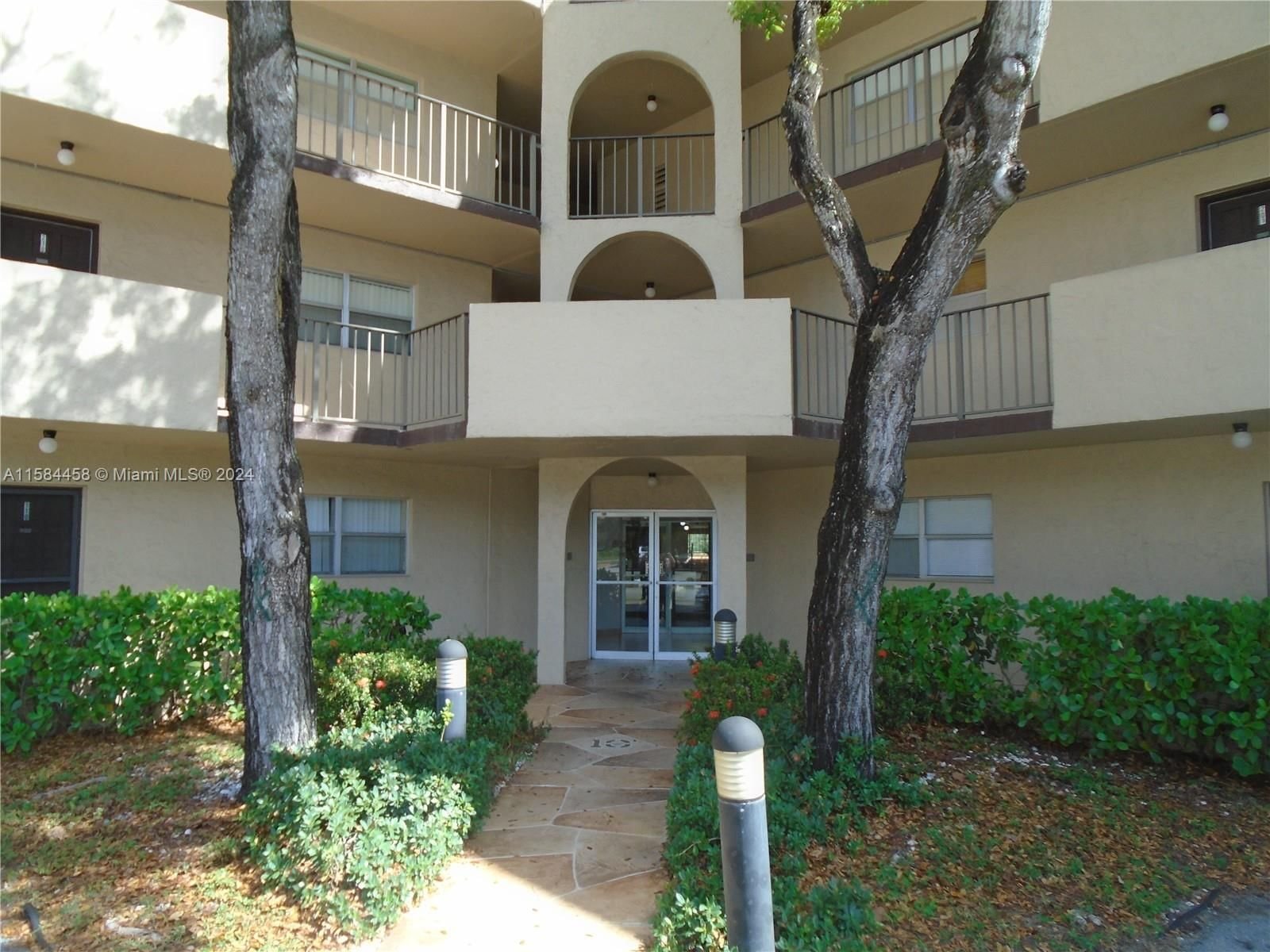 Real estate property located at 6061 FALLS CIRCLE DR #406, Broward County, The Falls on inverrary, Lauderhill, FL