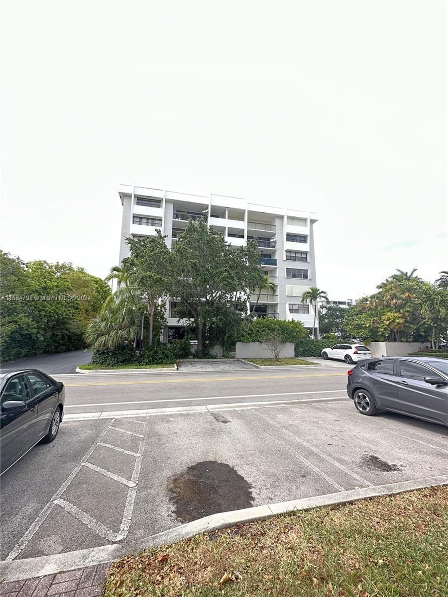 Real estate property located at 9300 Bay Harbor Ter #5B, Miami-Dade County, 9300 HARBOR TERRACE CONDO, Bay Harbor Islands, FL