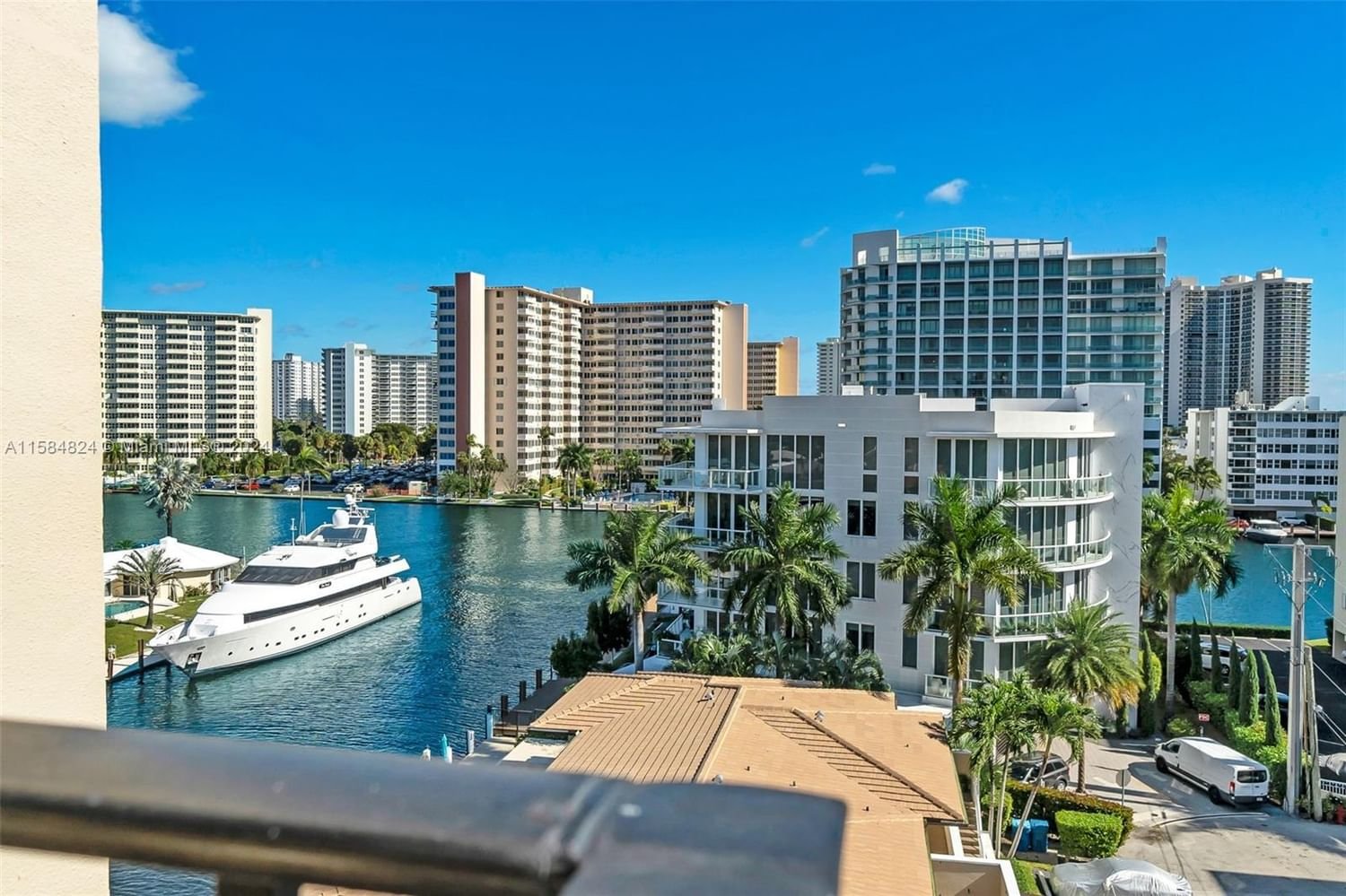 Real estate property located at 2881 33rd Ct #7E, Broward County, CARLYLE CONDOMINIUM, Fort Lauderdale, FL