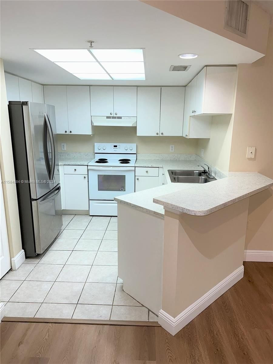 Real estate property located at 2119 10th Ave #906, Broward County, VILLAGE EAST CONDO, Fort Lauderdale, FL