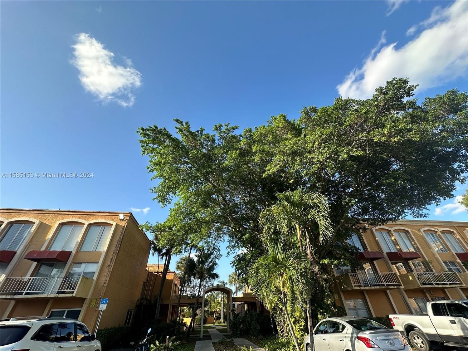 Real estate property located at 17911 68th Ave M206, Miami-Dade County, VENETIAN GARDENS AT COUNT, Hialeah, FL