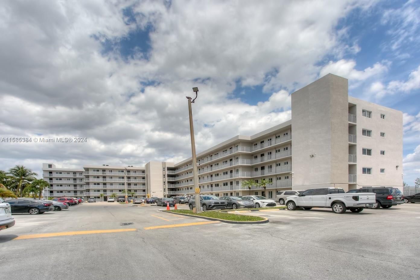 Real estate property located at 9917 Okeechobee Rd #4-108, Miami-Dade County, VISTA DEL LAGO I CONDO, Hialeah Gardens, FL