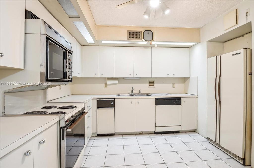 Real estate property located at 2804 46th Ave C227, Broward, Grandview At Emerald Hills, Hollywood, FL