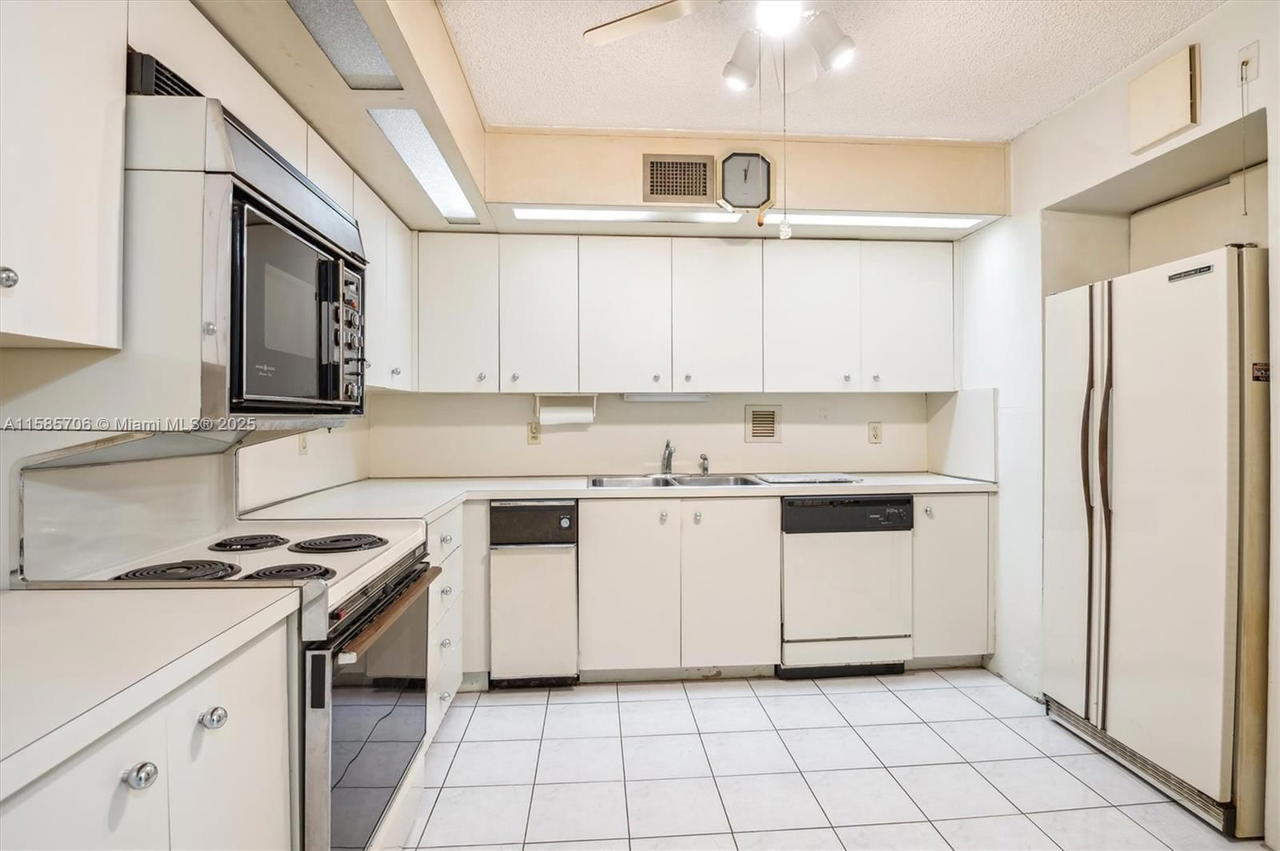 Real estate property located at 2804 46th Ave C227, Broward, Grandview At Emerald Hills, Hollywood, FL