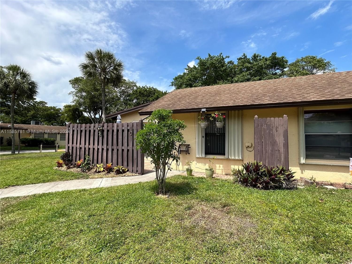 Real estate property located at , Broward County, VILLAS AT CARRIAGE HILLS, Hollywood, FL