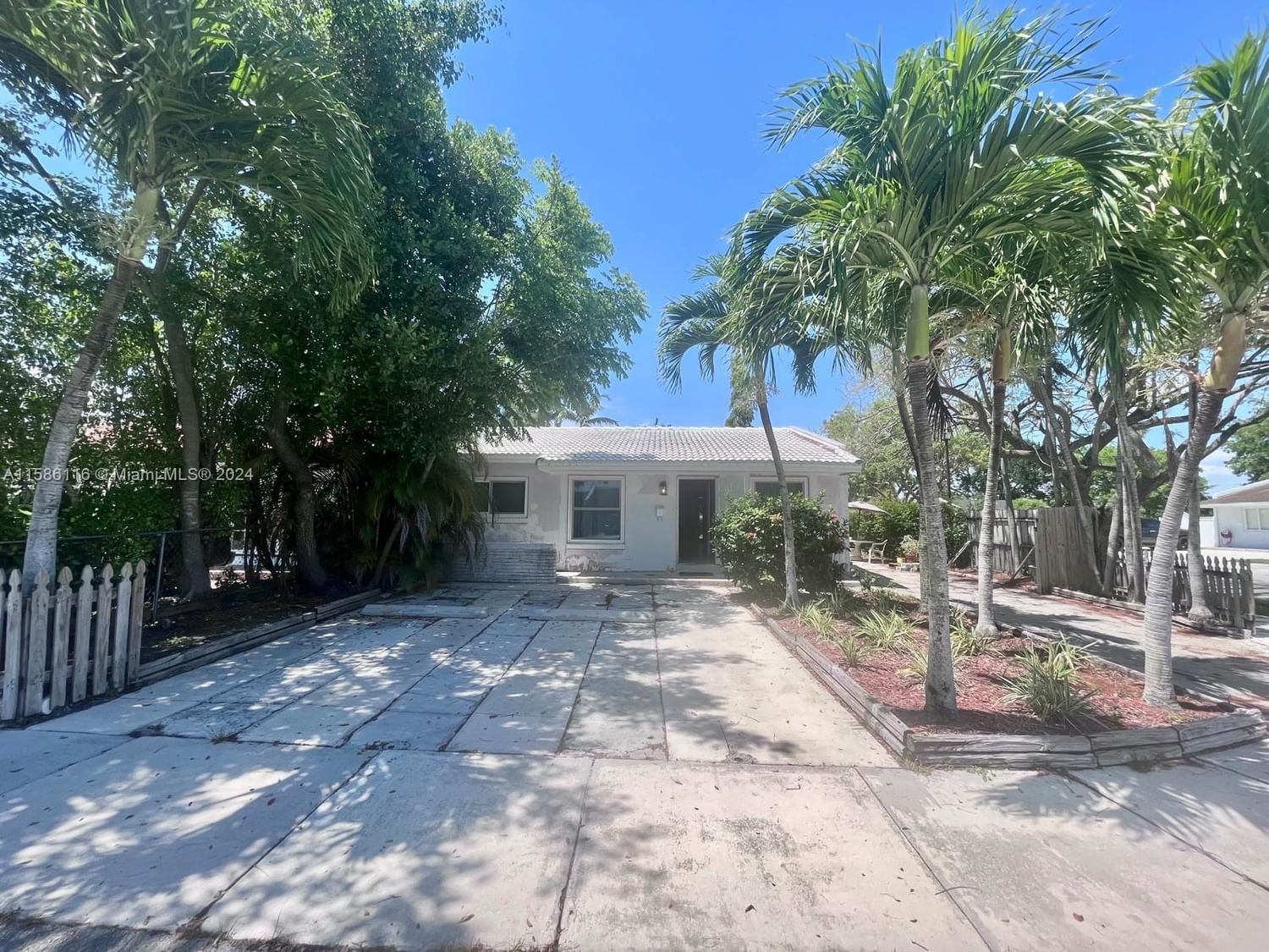 Real estate property located at 12903 51 St, Miami-Dade County, ROYALE GREEN TOWNHOUSE SE, Miami, FL