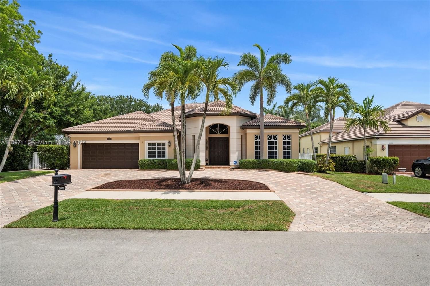 Real estate property located at 3808 Spanish Oak Pt, Broward County, ROLLING HILLS GOLF ESTATE, Davie, FL