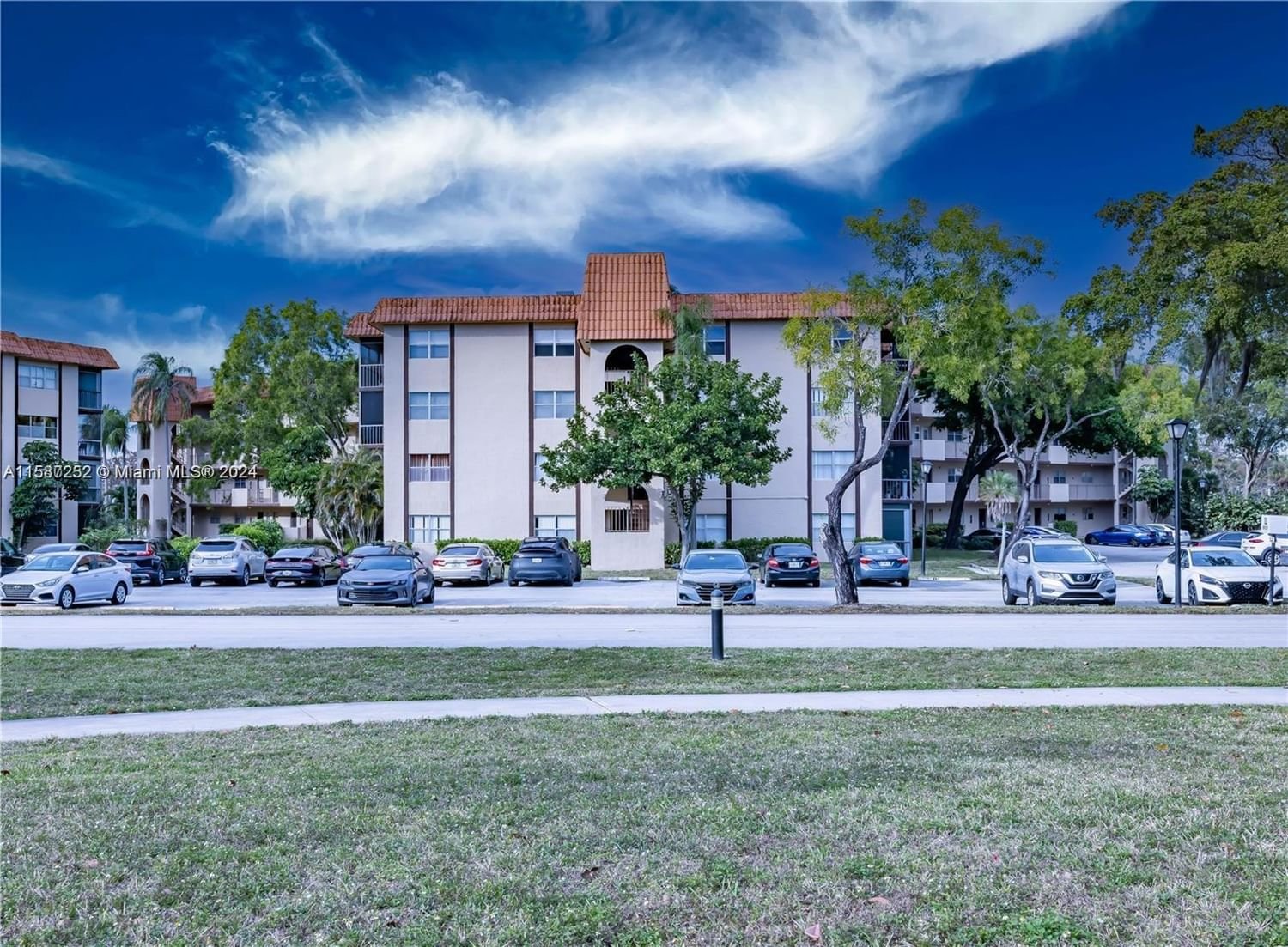 Real estate property located at 6101 Falls Cir Dr #206, Broward County, INVERRARY COUNTRY CLUB, Lauderhill, FL