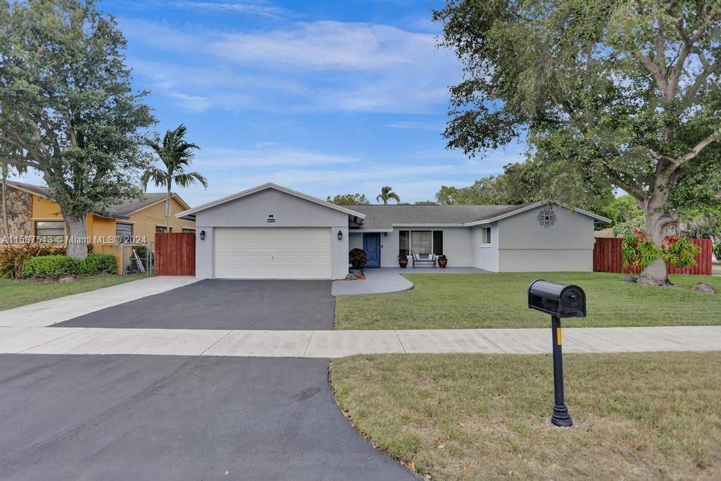 Real estate property located at 13925 106th Ter, Miami-Dade County, CARAVEL COUNTRY, Miami, FL