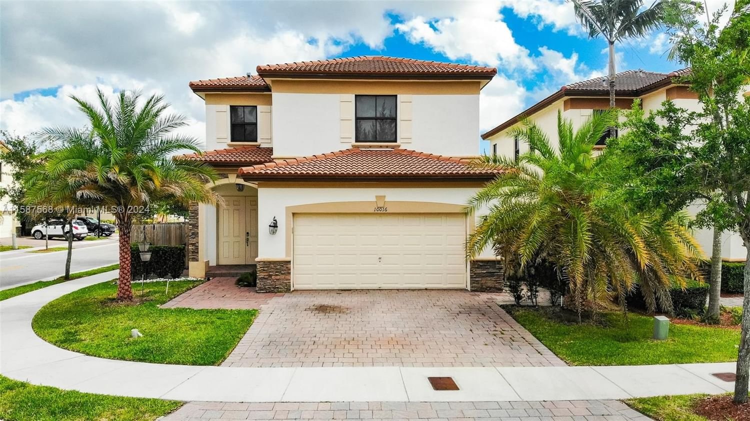 Real estate property located at 10016 89th Ter, Miami-Dade County, ISLES AT GRAND BAY, Doral, FL