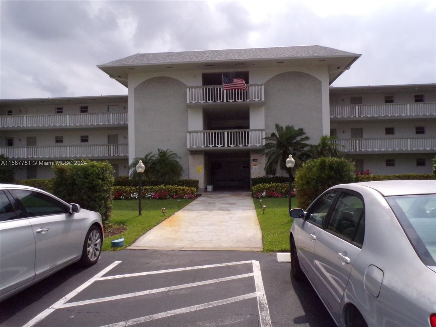 Real estate property located at 1200 Hillcrest Ct #214, Broward County, HILLCREST COUNTRY CLUB AP, Hollywood, FL