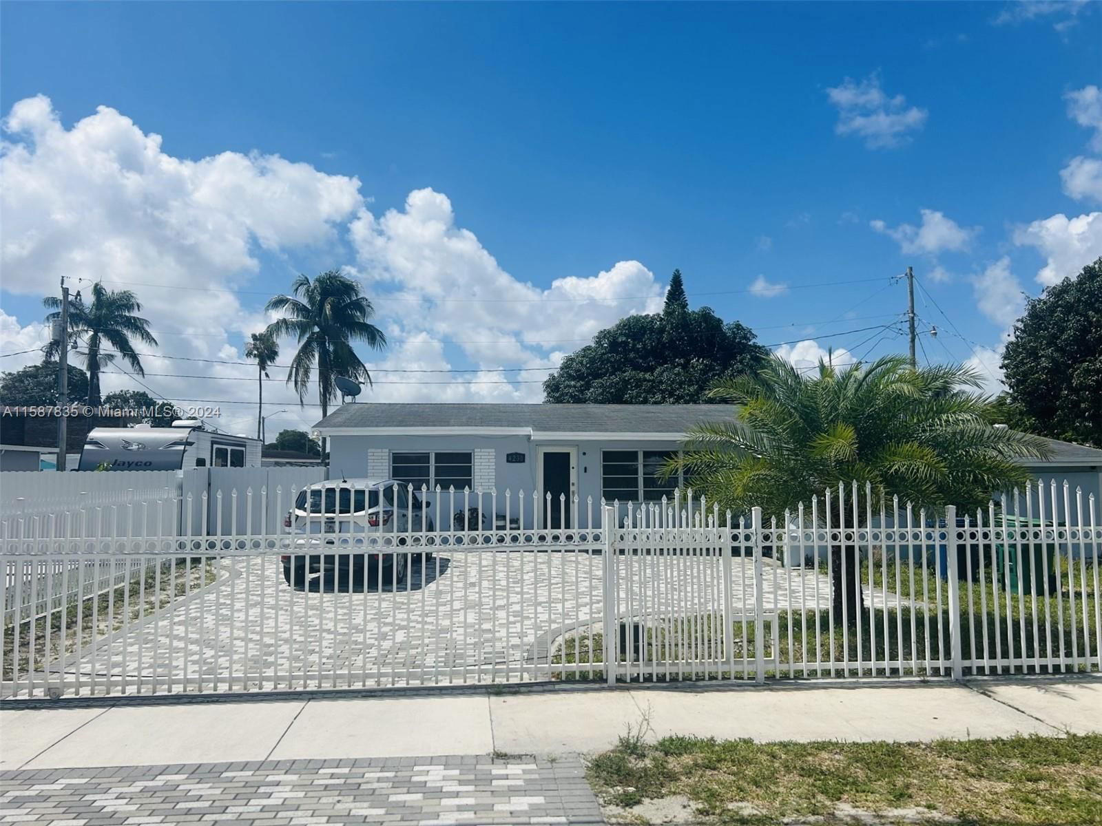 Real estate property located at 4230 191st St, Miami-Dade County, REALSITE ESTS SEC 2, Miami Gardens, FL