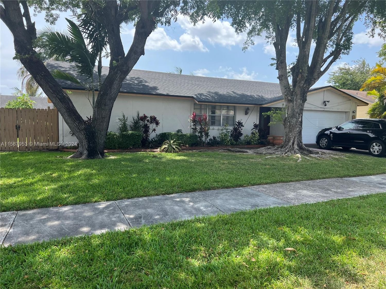 Real estate property located at 9705 134th Ct, Miami-Dade, CALUSA CLUB ESTATES 3RD A, Miami, FL