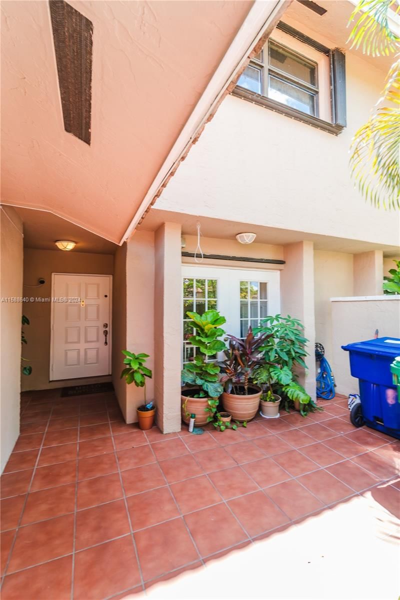 Real estate property located at 11574 91st Ter #11574, Miami-Dade County, TOWNHOMES OF LA JOLLA, Miami, FL