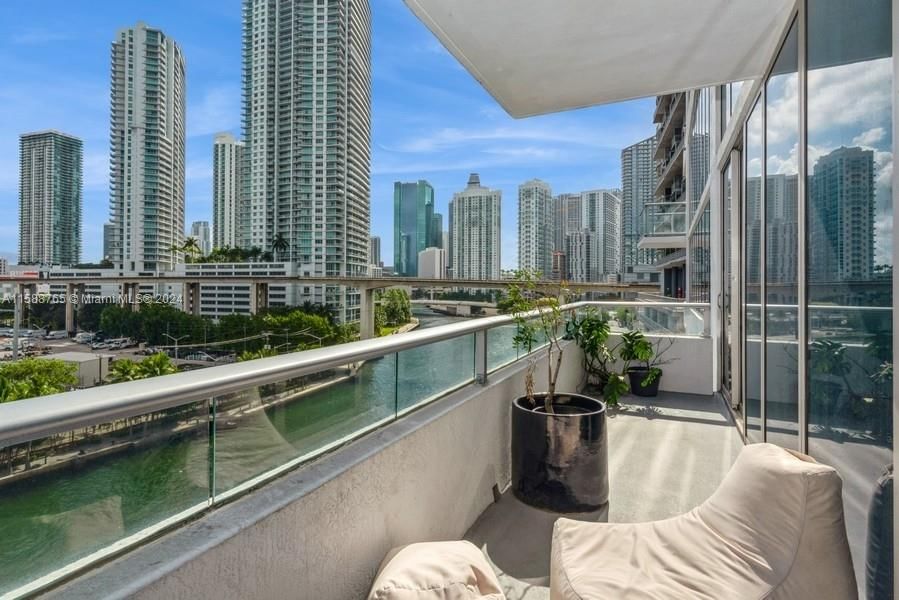 Real estate property located at 185 7th St #703, Miami-Dade, LATITUDE ON THE RIVER CON, Miami, FL