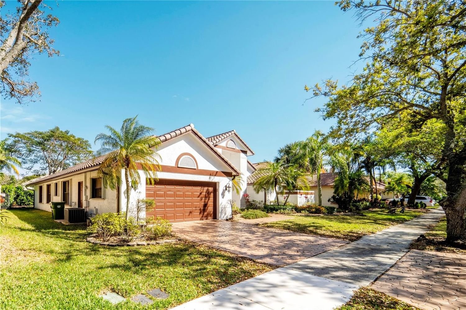 Real estate property located at 1068 Twin Branch Ln, Broward County, COUNTRY ISLES, Weston, FL