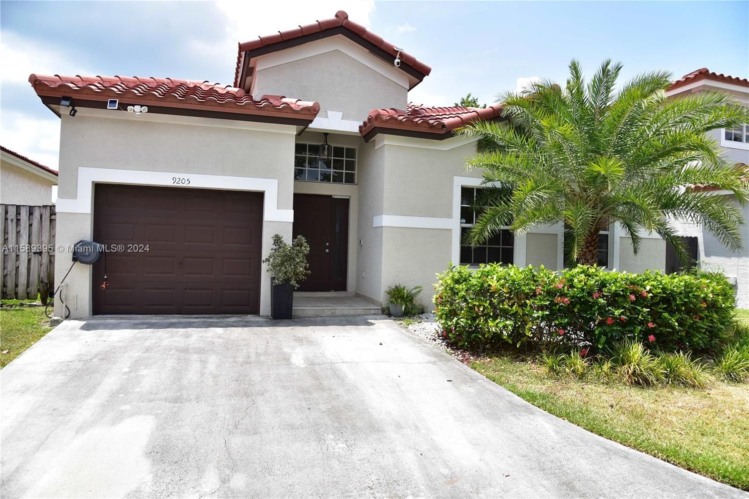 Real estate property located at 9205 215th Ter, Miami-Dade County, LAKES BY THE BAY SEC 8, Cutler Bay, FL