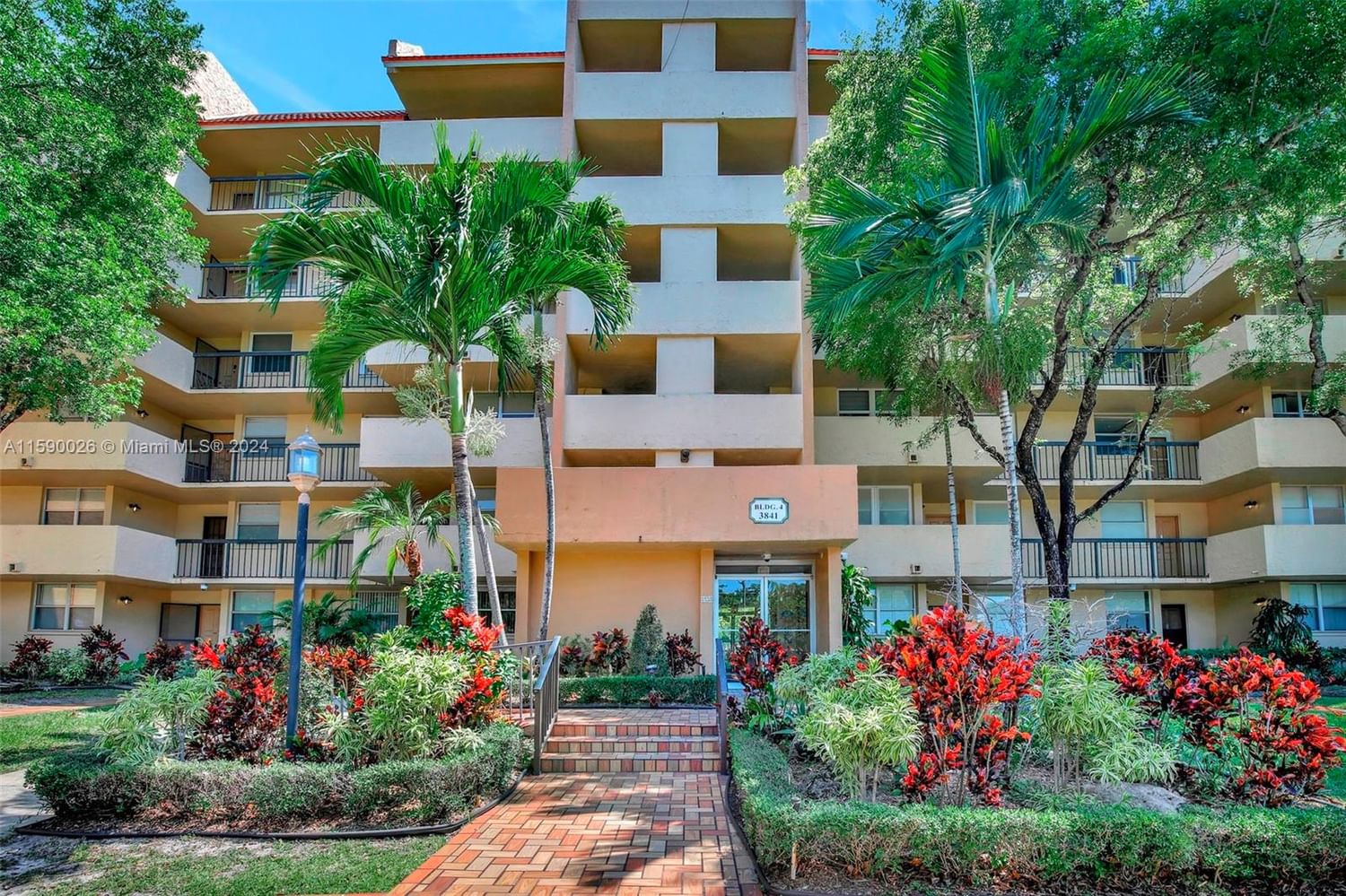 Real estate property located at 3841 Environ Blvd #332, Broward, CONDOMINIUM 4 OF ENVIRON, Lauderhill, FL