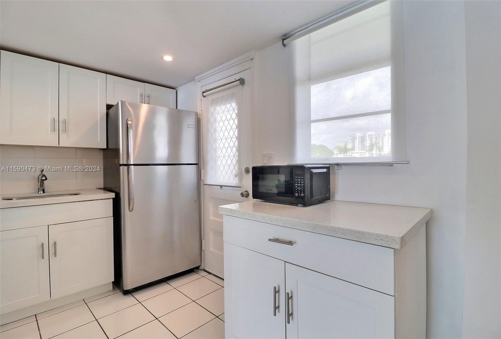 Real estate property located at 3010 Marcos Dr R209, Miami-dade, Point East Sec 4 Condo, Aventura, FL