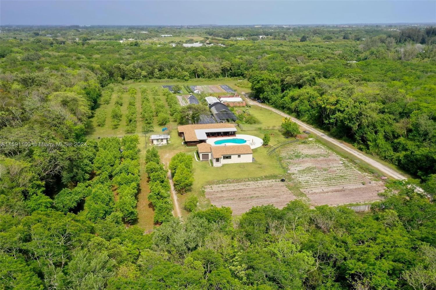 Real estate property located at 22305 157th Ave, Miami-Dade County, REDLAND CITRUS ORCHARDS S, Miami, FL