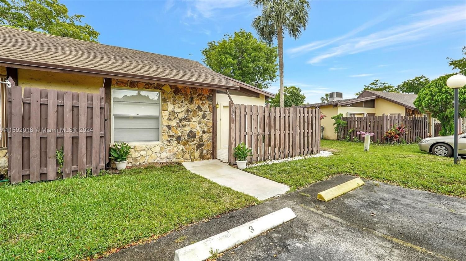 Real estate property located at 304 Briarwood Cir #4-15, Broward County, VILLAS AT CARRIAGE HILLS, Hollywood, FL