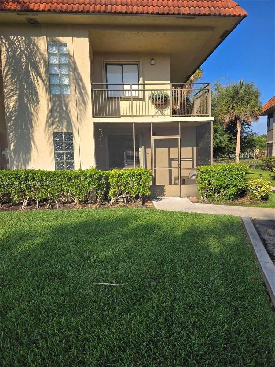 Real estate property located at 374 Lakeview Dr #104, Broward, RACQUET CLUB APTS AT BONA, Weston, FL