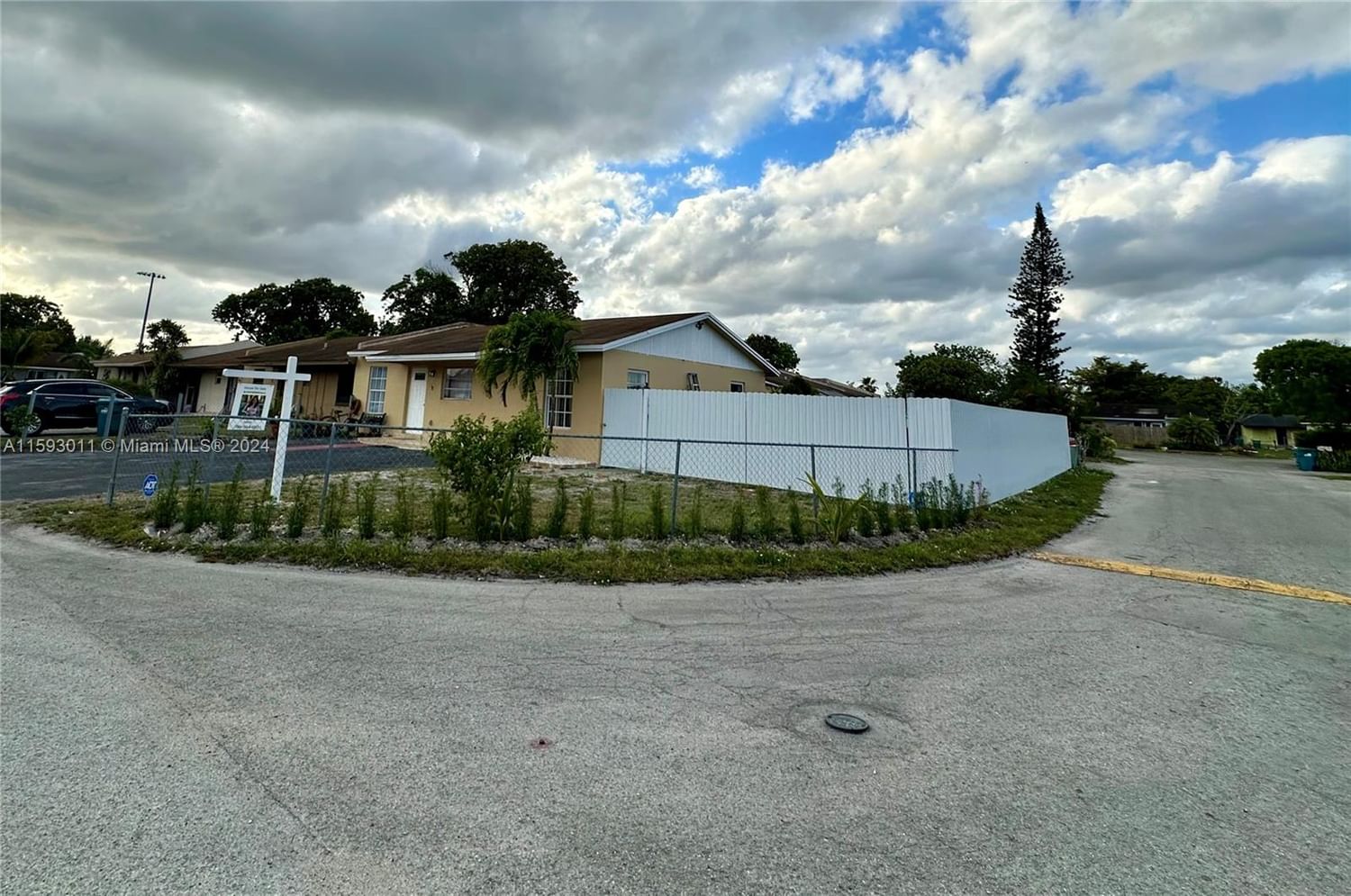 Real estate property located at 3001 194th St #3001, Miami-Dade, LESLIE ESTATES SEC 2, Miami Gardens, FL