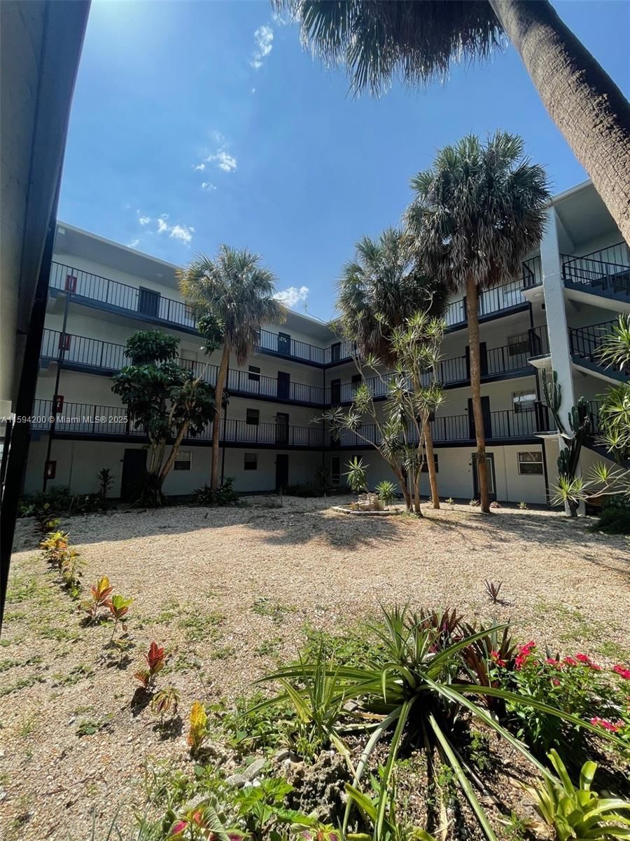 Real estate property located at 2800 Somerset Dr #205J, Broward, Somerset At Lauderdale La, Lauderdale Lakes, FL