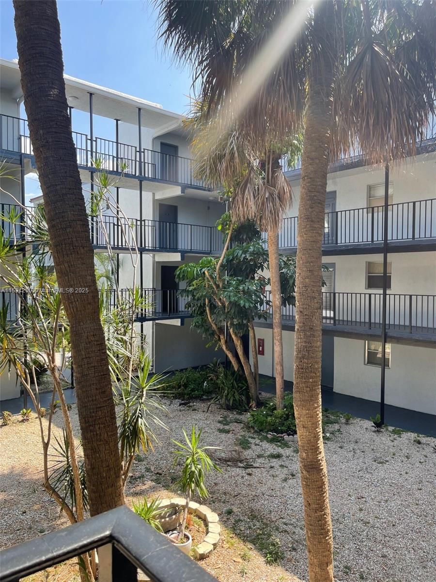 Real estate property located at 2800 Somerset Dr #205J, Broward, Somerset At Lauderdale La, Lauderdale Lakes, FL
