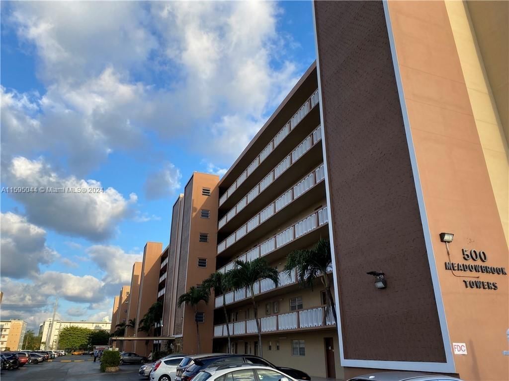 Real estate property located at 500 12th Ave #105, Broward, MEADOWBROOK CONDO APTS BL, Hallandale Beach, FL