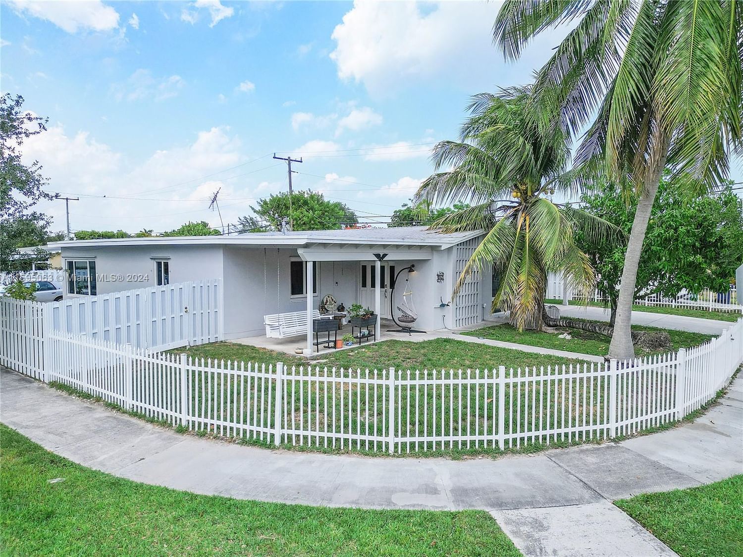 Real estate property located at 10521 201st Ter, Miami-Dade County, BENSON MANOR, Cutler Bay, FL