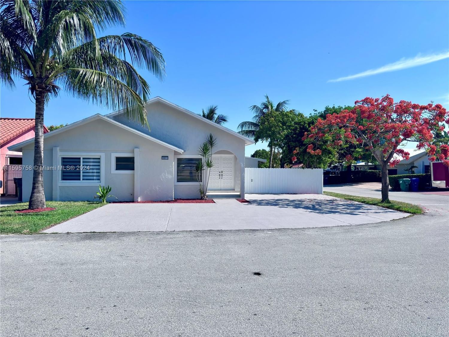 Real estate property located at 10011 7th St, Miami-Dade County, LES CHALETS II, Miami, FL