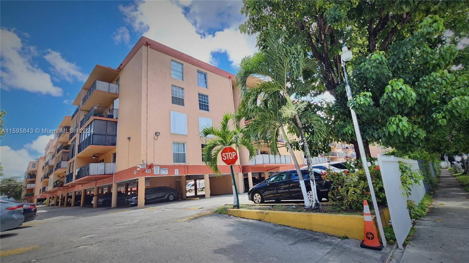 Real estate property located at 1910 56th St #3225, Miami-Dade, PALM-WEST GARDENS CONDO, Hialeah, FL