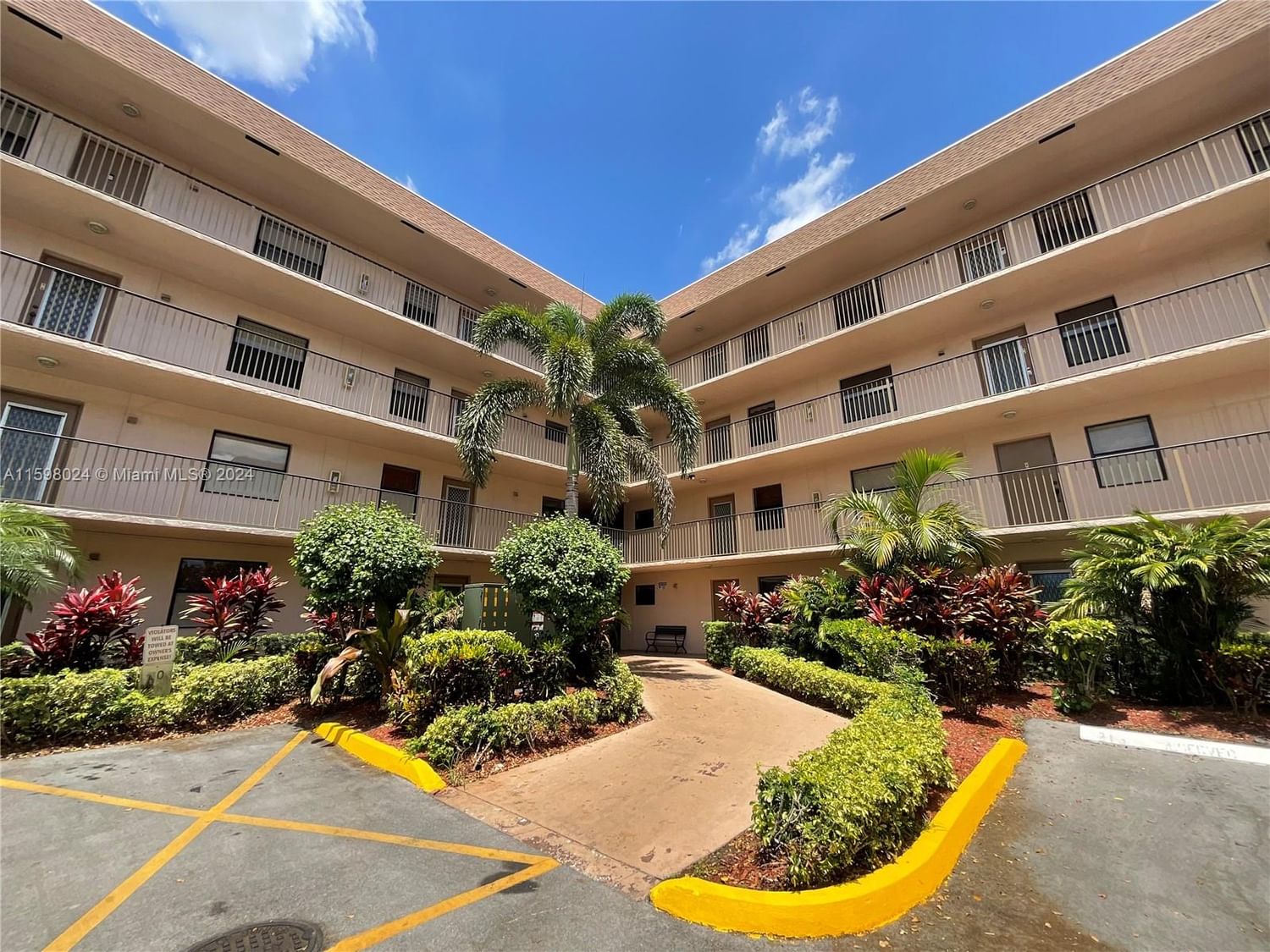 Real estate property located at 2711 104th Ave #201, Broward, SUNRISE LAKES 215 CONDO, Sunrise, FL