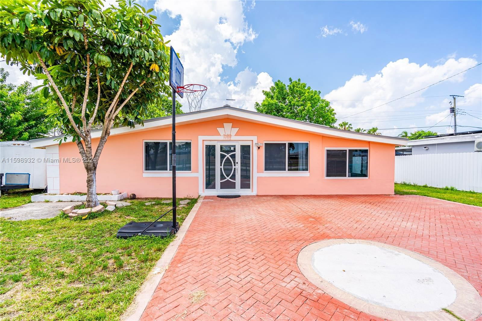 Real estate property located at 10365 152nd St, Miami-Dade County, ARMSTRONG MNR, Miami, FL